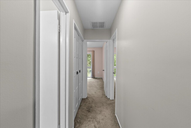 Building Photo - "Charming 4-Bed Townhouse with Granite Tou...