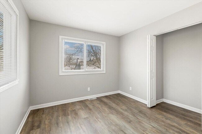 Building Photo - Updated Kenosha 3 Bedroom 2.5 Bath