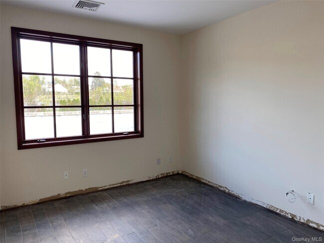 Building Photo - 21 Cedar Swamp Rd