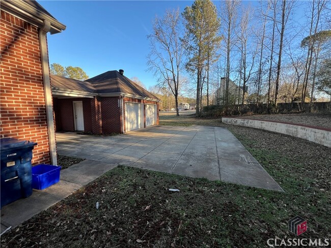 Building Photo - 250 Timber Creek Dr