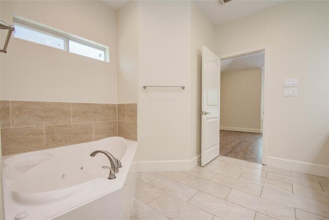 Building Photo - 10572 Twin Oak Dr