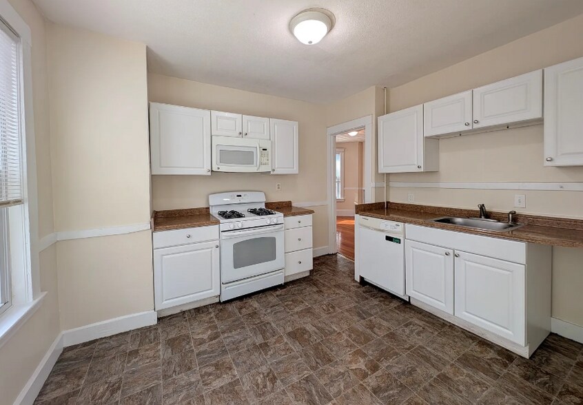 Building Photo - 14 Sanborn Ave