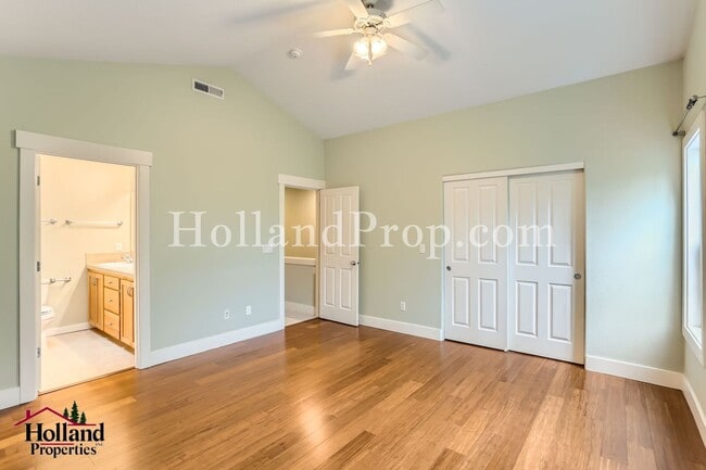 Building Photo - Bright & Spacious 3-Bedroom Townhome in a Prime Location!
