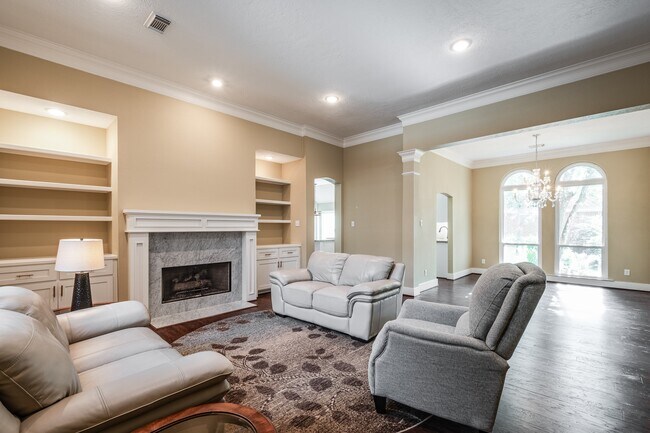Building Photo - 2506 S Strathford Ln