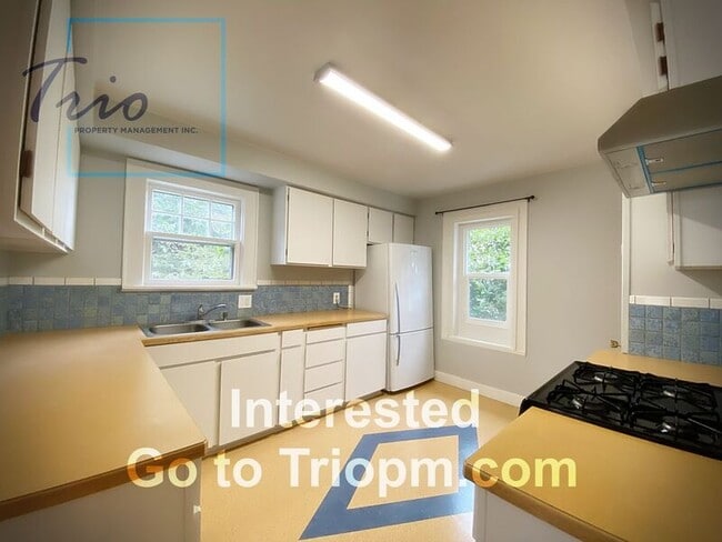 Building Photo - 1673 Riverview St