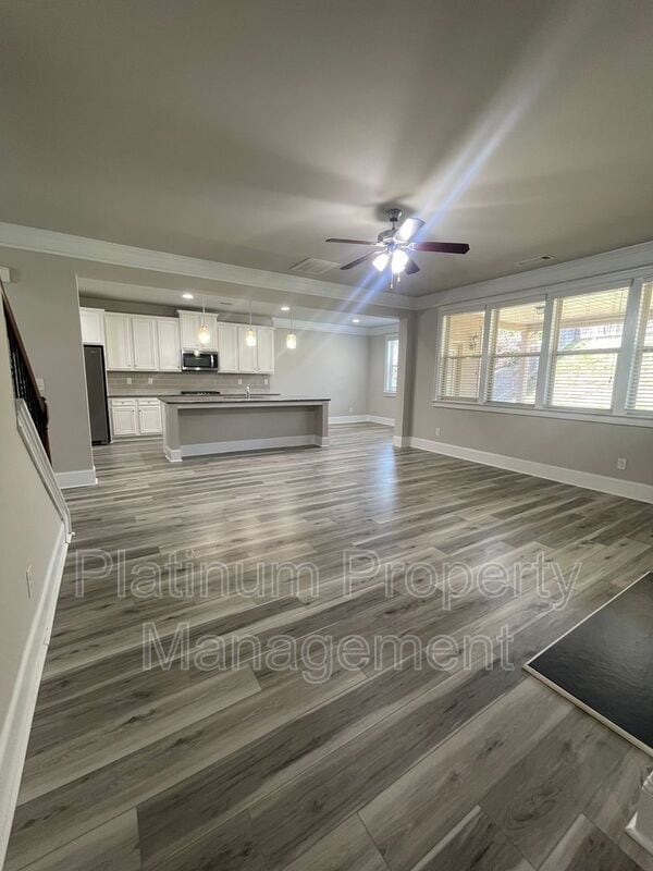 Building Photo - 5180 Mirror Lake Dr