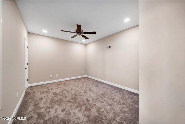 Building Photo - 11 Whisper Lake Dr