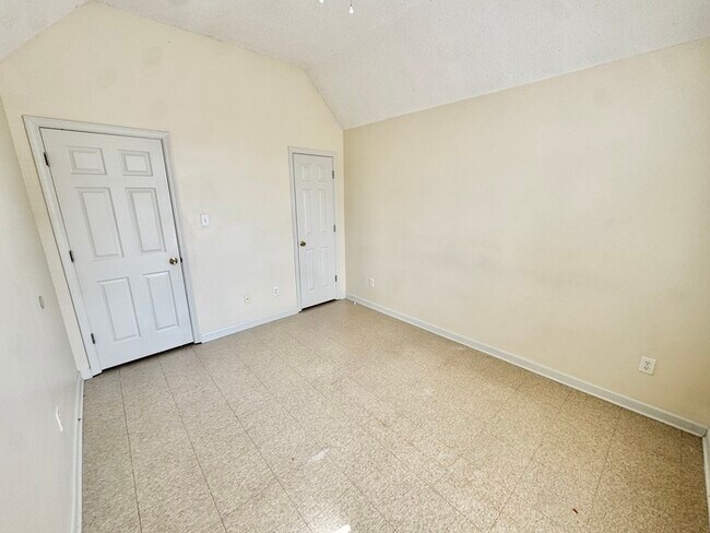 Building Photo - 1468 S Goodlett Grove Cove