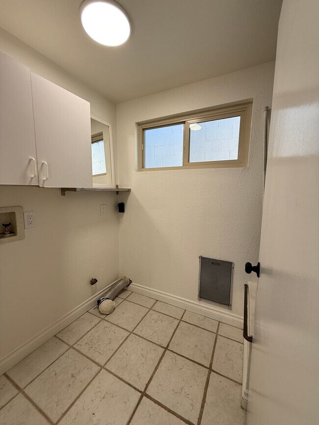 Building Photo - Ventura Hillside Beauty with 3 bedrooms, a...