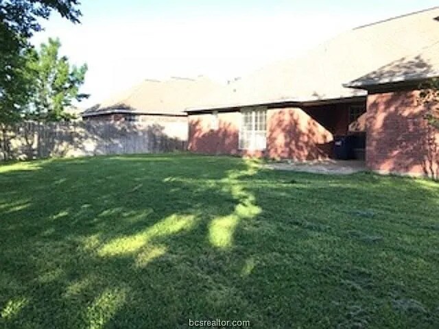 Building Photo - 704 Aster Dr