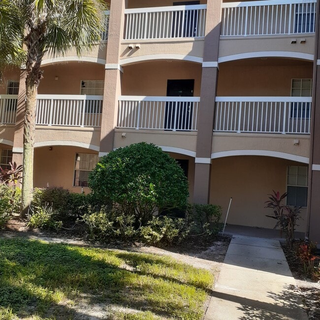 Building Photo - 14013 Fairway Island Dr