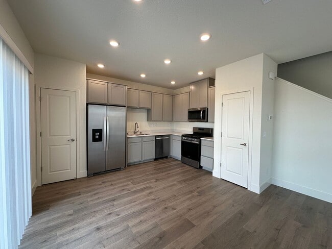 Building Photo - Beautiful new home