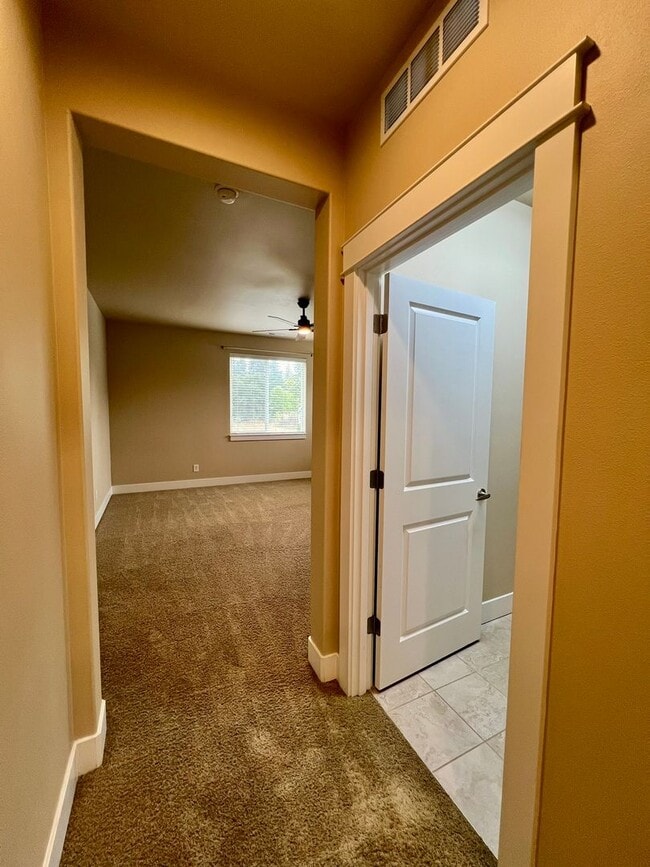 Building Photo - Large 5 Bedroom Home in Tumwater