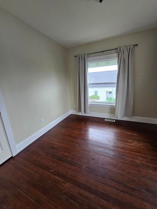 Building Photo - Spacious 5 Bedroom Home in Burlington - Available for Rent