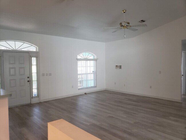 Building Photo - Lovely Pine Ridge Pool Home