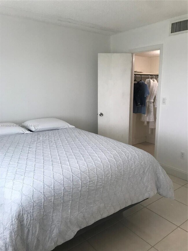 Building Photo - 14830 Naranja Lakes Blvd