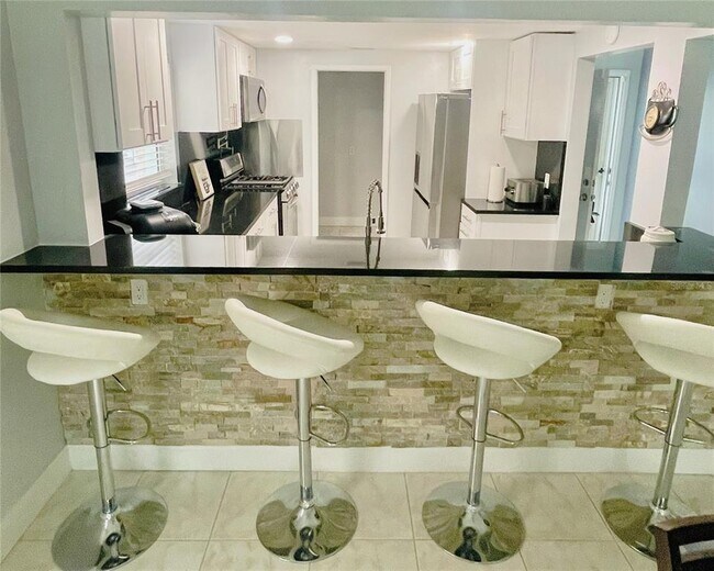 Building Photo - 1819 Shore Dr S