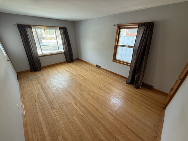 Building Photo - 3-Bedroom Home Just Steps from Lake Michigan! Prime location!