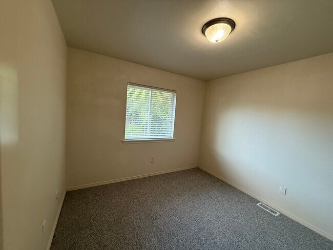Building Photo - 1608 Hollow Dale Pl