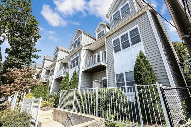 Building Photo - 297 W Post Rd