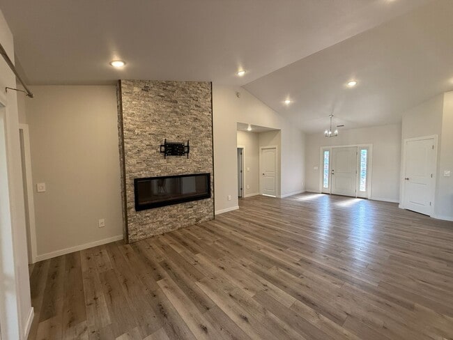 Building Photo - 4 Bedroom Home - Stonebridge Farms