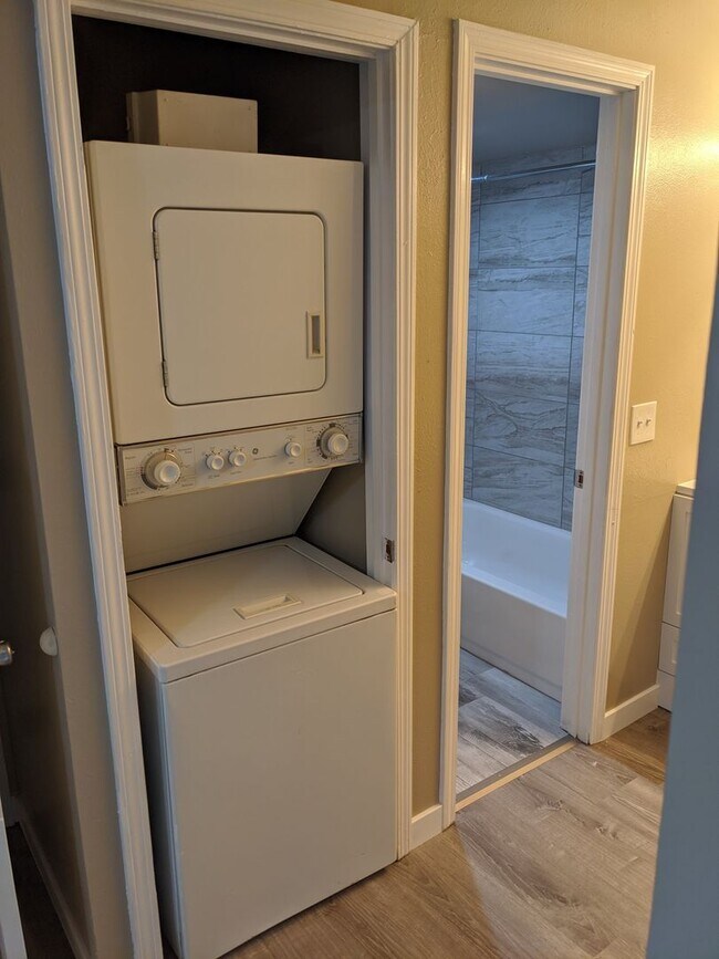 Building Photo - Mountain View 2 Bed 2 Bath 2 Balconies Top Floor Condo-Tons of Amenities