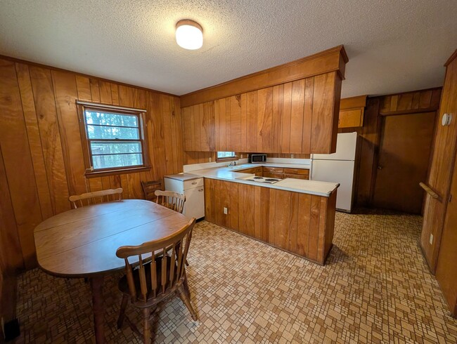 Building Photo - MOVE-IN READY! **Move-in Special**$500 off First full months rent