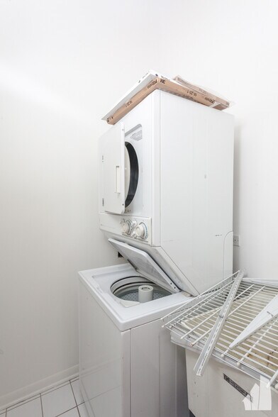 Building Photo - 2222 W Diversey Ave