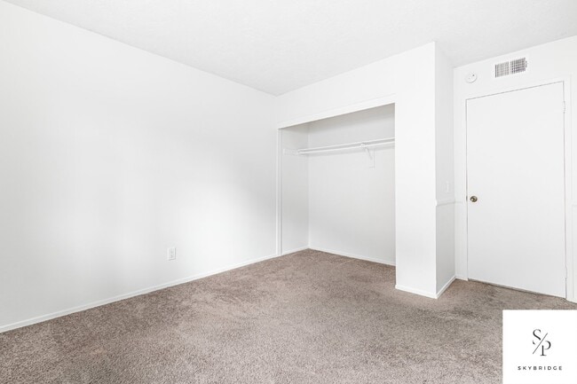 Building Photo - "Chic Urban Living: Spacious 2-Bed, 2-Bath Townhouse with Gleaming Hardwood Floors in Rancho Cuca...