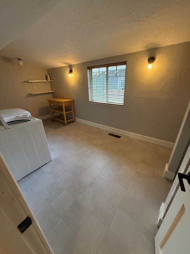 Building Photo - Downtown Craftsman, 3 Bedroom, Air Conditi...