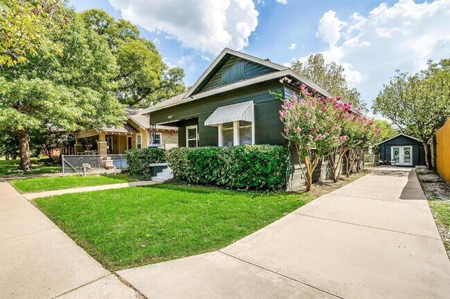 Building Photo - Charming 2-Bed, 2-Bath Gem with Granite Co...