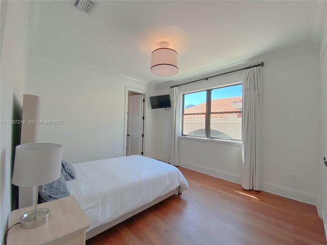 Building Photo - 2561 Trapp Ave