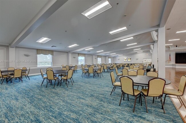 Building Photo - 93 Ventnor E