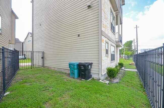 Building Photo - 5803 Conley St