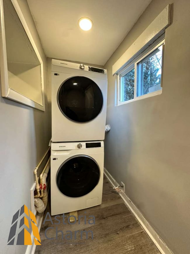 Building Photo - 2 Bedroom Home with Den, Exposed Brick, and Updated Kitchen in Westport