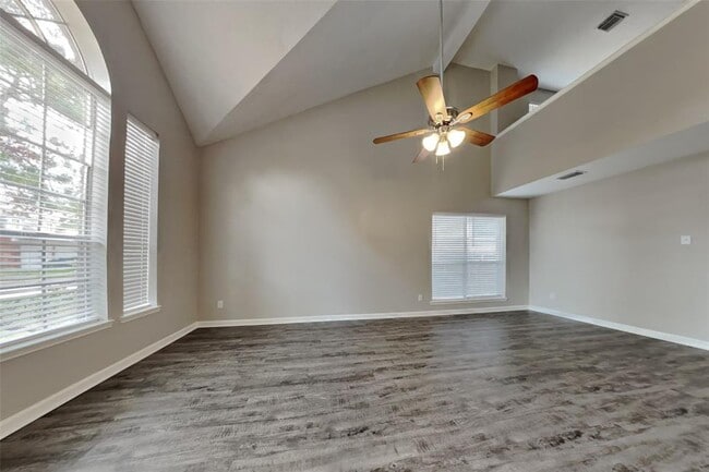 Building Photo - 20415 Drakewood Dr