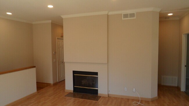 Building Photo - 8215 E White Oak Ridge
