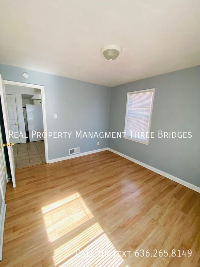 Building Photo - New Rehabbed 2-Bedroom Awaits You