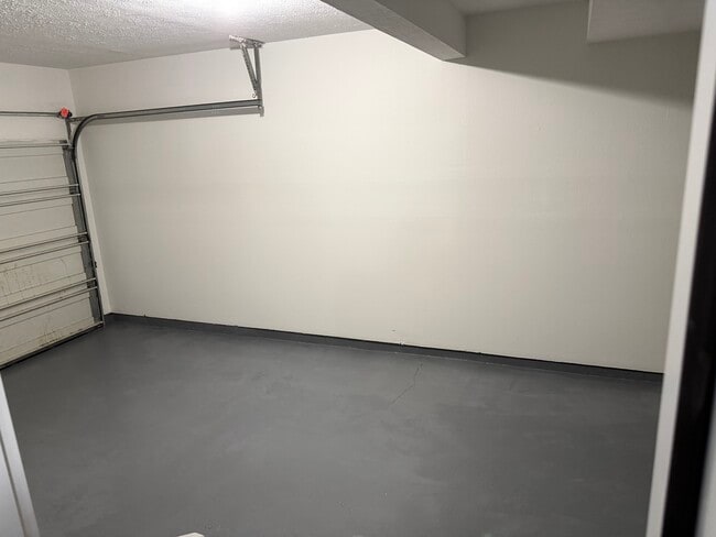 Building Photo - 1881 Lakeview Dr