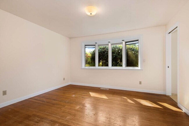 Building Photo - 11237 110th Ave NE