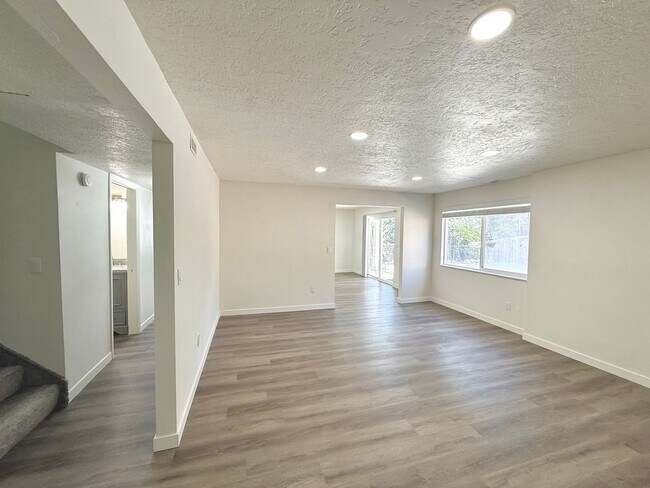Building Photo - Open House June 20th | 3 Bedroom Townhome in Holladay