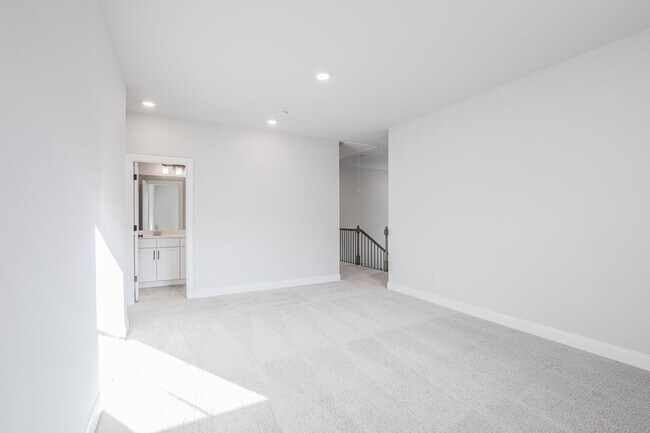 Building Photo - 131 Vivian Ln