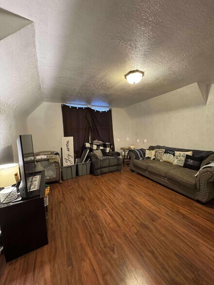 Primary Photo - 1114 Broadway St