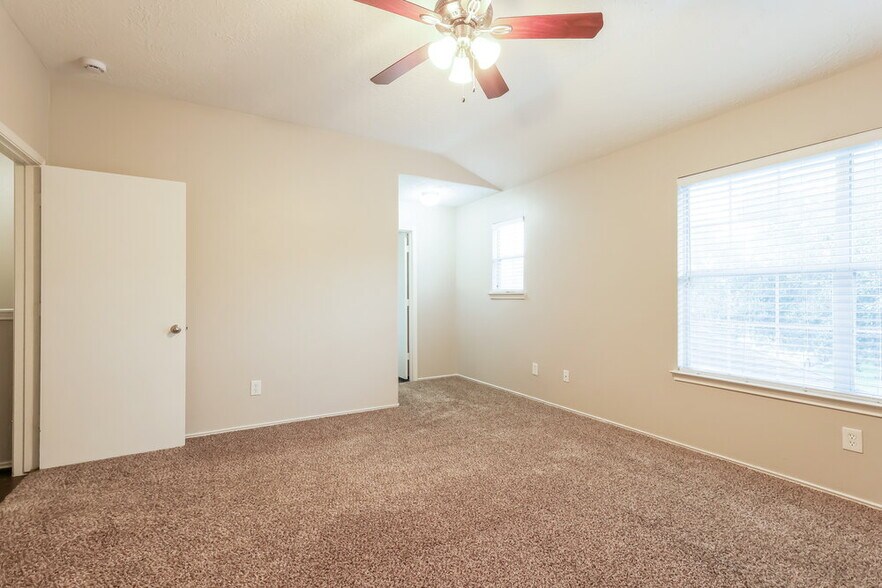 Building Photo - 21818 Hemlock Park Dr