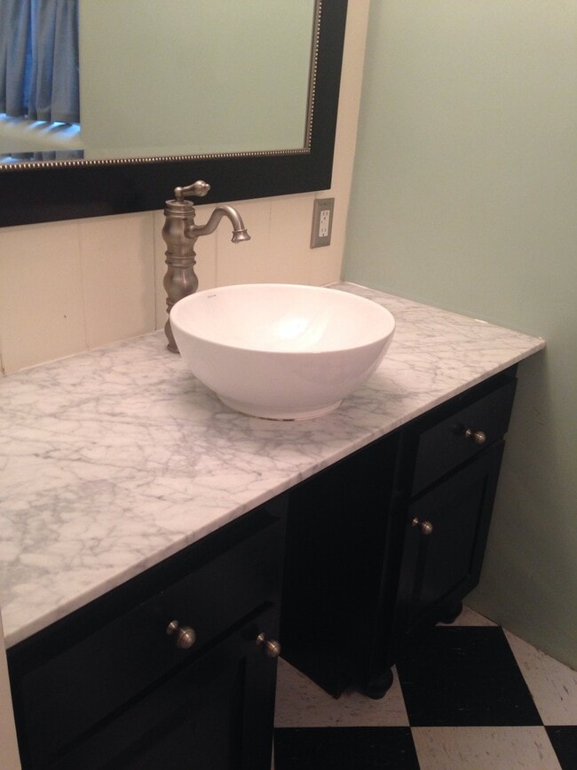 Building Photo - ABSOLUTELY DARLING 2 Bedroom  1 Bath DOWNT...