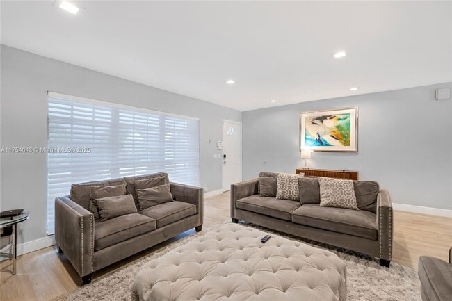 Building Photo - 7711 Coquina Dr