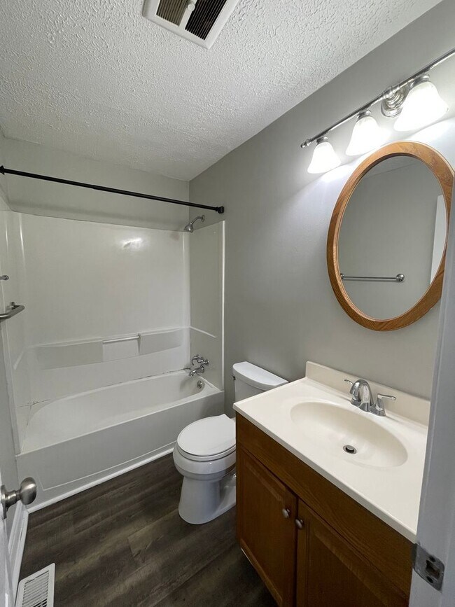 Building Photo - SINGLE FAMILY HOME Available August 1st!