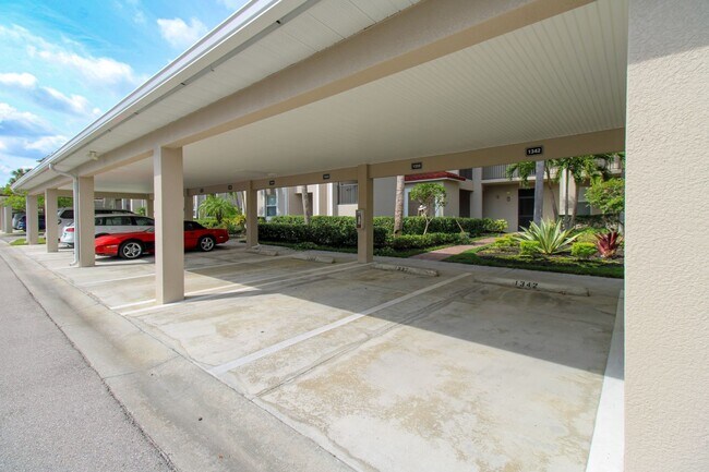 Building Photo - CALLING ALL GOLF ENTHUSIASTS ** STUNNING 2...