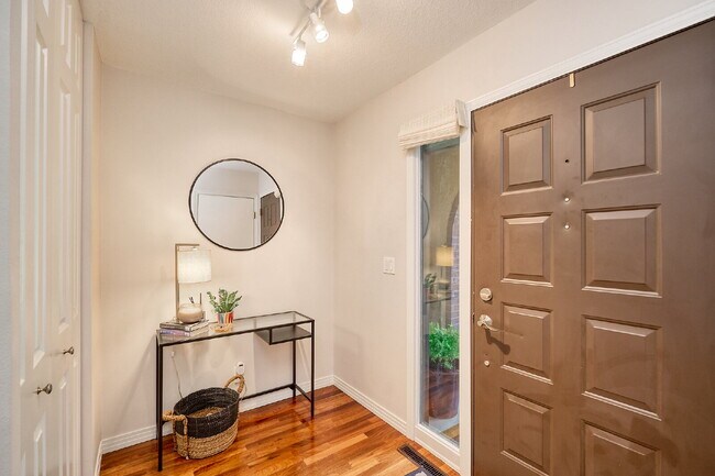 Building Photo - "Charming 3-Bed Townhouse with Scenic View...