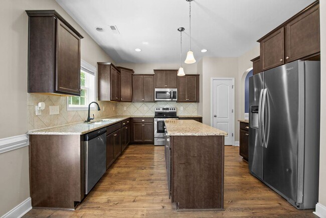 Building Photo - Gorgeous 3 Bed 2.5 Bath Home in Lexington Plantation